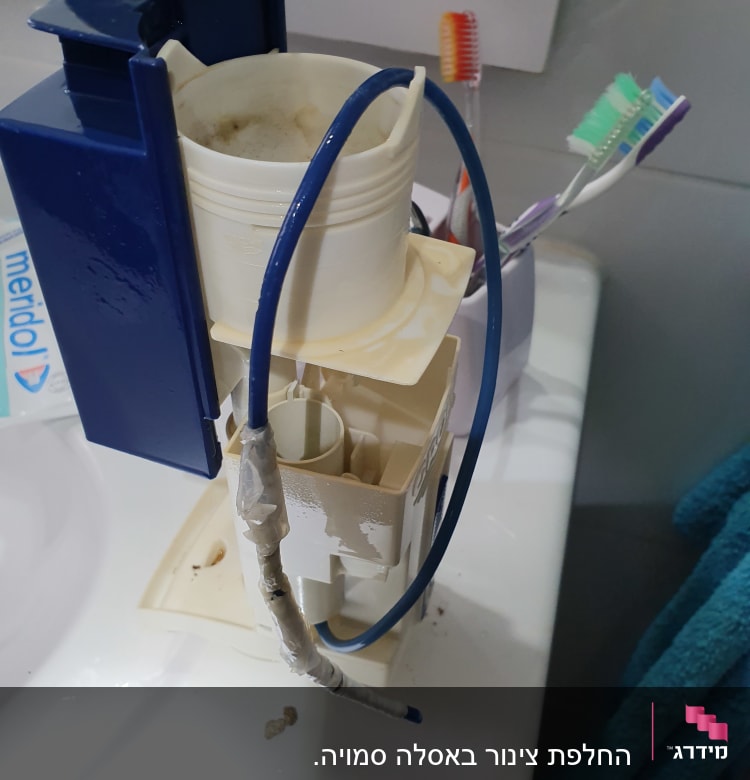 מיכל פלסטיק עם צינור כחול ותיקון דבק